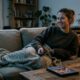 A psicologia diz que assistir várias vezes ao mesmo filme ou série pode estar relacionado à busca por conforto, à conexão com lembranças afetivas e ao prazer de acompanhar histórias sem a incerteza do que acontecerá depois