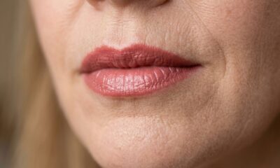 Adeus ao batom totalmente matte: maquiadoras explicam por que uma textura cremosa e acetinada pode valorizar os lábios e deixar a maquiagem mais delicada depois dos 45