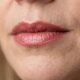 Adeus ao batom totalmente matte: maquiadoras explicam por que uma textura cremosa e acetinada pode valorizar os lábios e deixar a maquiagem mais delicada depois dos 45