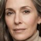 Mulher de 55 anos com maquiagem natural nos olhos, delineado taupe suavemente esfumado, sobrancelhas definidas e pele madura com textura real. - Imagem ilustrativa criada por inteligência artificial