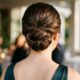 Grampos que estavam esquecidos na gaveta viram um penteado elegante para festas e ajudam a prender os cabelos sem precisar de acessórios caros