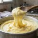 Purê de batata fica lisinho e cremoso na panela, mas vira uma massa grudenta depois de pronto, e um erro ao amassar pode explicar a mudança de textura