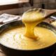 Chefs de cozinha afirmam: “Para a polenta ficar cremosa e sem pelotas, não despeje o fubá seco diretamente na água fervendo, mas dissolva primeiro em água fria e só depois leve ao fogo”