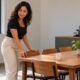 Empurrar a cadeira de volta à mesa é um hábito aprendido que pode indicar atenção ao espaço compartilhado