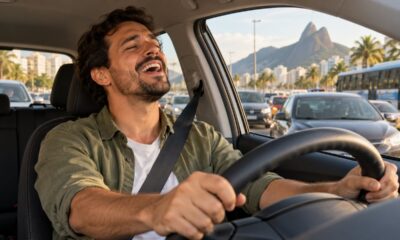 Cantar sozinho no carro pode ser uma forma de aliviar o estresse num dos poucos espaços sem plateia