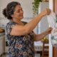 A frugalidade, traço de quem aproveita o que já tem em casa, é a explicação mais associada ao hábito de guardar sacolas