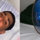 Homem deitado em lençol estampado e ventilador azul na cama