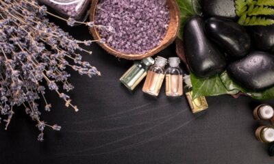 Flores de lavanda, sais de banho, óleos essenciais, pedras e folhas em ambiente spa