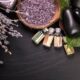 Flores de lavanda, sais de banho, óleos essenciais, pedras e folhas em ambiente spa