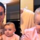 Mulher mostra produto, bebê a olha, em seguida a bebê ri amplamente em close-up