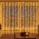 Luzes fixas de tom quente e cortinas de LED deixam a decoração de Natal mais acolhedora