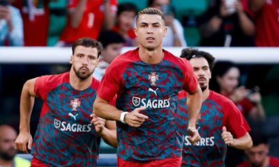 Cristiano Ronaldo e outros dois jogadores de Portugal com camisas SAGRES em campo
