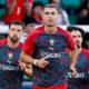 Cristiano Ronaldo e outros dois jogadores de Portugal com camisas SAGRES em campo