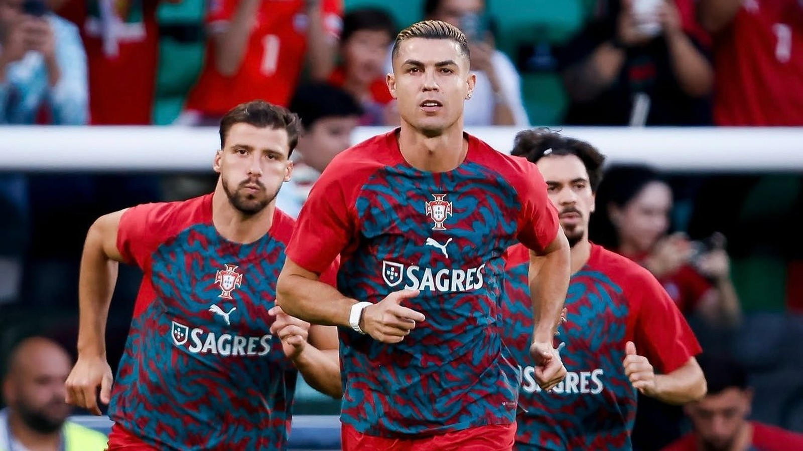 Cristiano Ronaldo e outros dois jogadores de Portugal com camisas SAGRES em campo