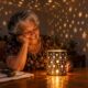 Cada furo feito na lata de leite em pó vira um ponto de luz que espalha estrelas pelas paredes no Natal