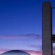 Congresso Nacional em Brasília com torres e cúpula, céu azul e roxo ao entardecer