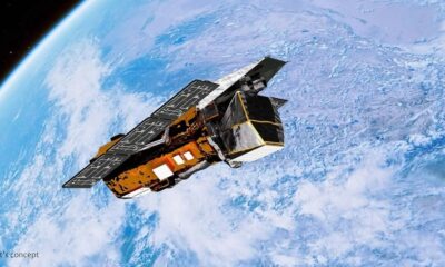 Conceito artístico de um satélite com painéis solares orbitando o planeta Terra, texto 'Artist's concept'
