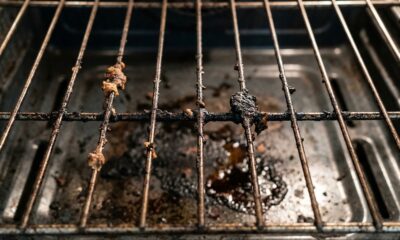 Uma grade de forno suja e engordurada com restos de comida queimada em close-up