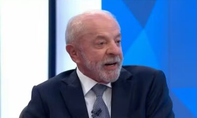 Luiz Inácio Lula da Silva de terno e barba grisalha falando em estúdio de televisão