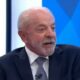 Luiz Inácio Lula da Silva de terno e barba grisalha falando em estúdio de televisão