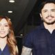 Manu Bahtidão e Anderson Halliday sorrindo lado a lado, ele com barba e camisa escura