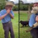 Idoso emocionado, mulher, pessoa abraçando carneiro com fita azul, cachorro, campo verde