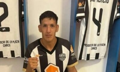 Jogador Matías Exequiel Soto, com camisa de futebol, punho cerrado. Jerseys com o nome do clube atrás
