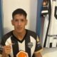 Jogador Matías Exequiel Soto, com camisa de futebol, punho cerrado. Jerseys com o nome do clube atrás