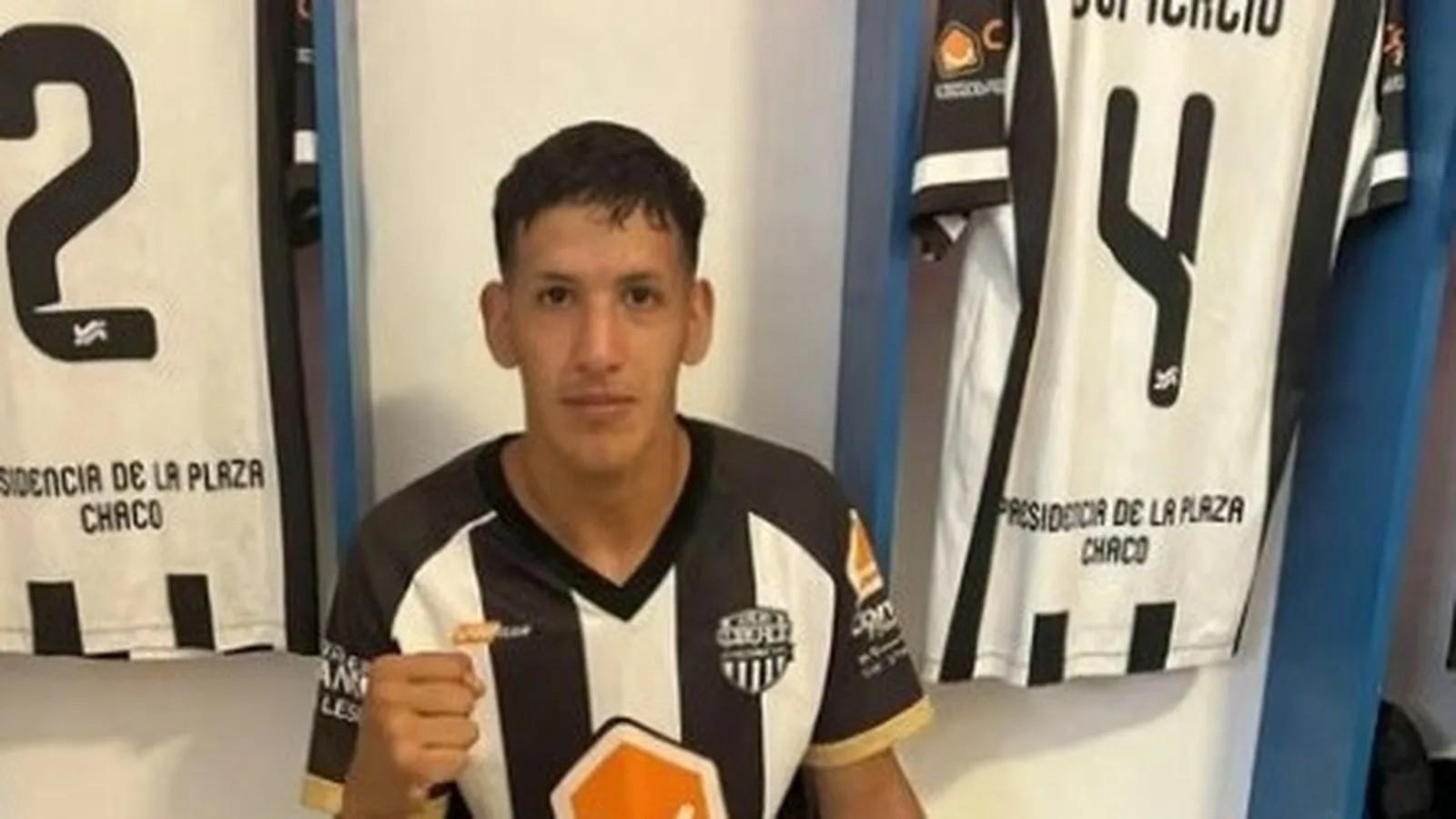 Jogador Matías Exequiel Soto, com camisa de futebol, punho cerrado. Jerseys com o nome do clube atrás