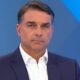 Homem branco, Flávio Bolsonaro, em terno azul marinho e camisa branca, olhar sério