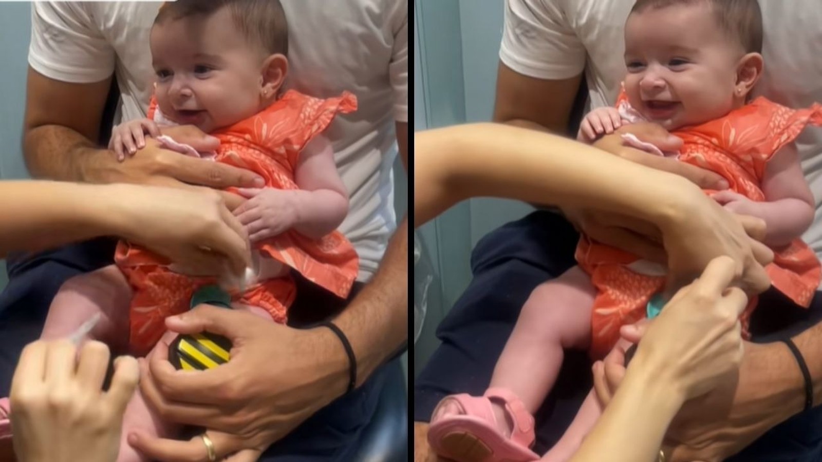 Bebê sorridente em vestido laranja tomando vacina no colo, com mãos de profissionais.