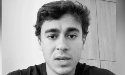 Homem jovem de cabelo escuro, olhar direto, boca entreaberta, em preto e branco