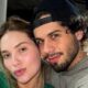 Virginia Fonseca e Zé Felipe sorrindo e abraçados, olhando para a câmera em close