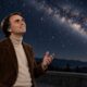 Carl Sagan afirmou em Cosmos, de 1980, que somos feitos de matéria estelar e uma maneira de o universo conhecer a si mesmo