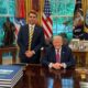 Donald Trump e Flávio Bolsonaro sorrindo no Salão Oval da Casa Branca com bandeiras ao fundo