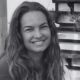 Retrato em preto e branco de Lua Blanco sorrindo, com cabelos longos e ondulados