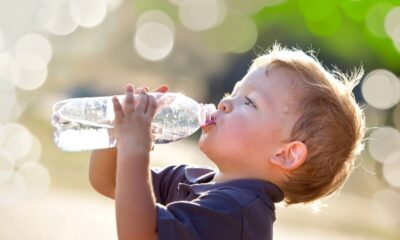 Água em excesso ou falta: especialistas alertam por que seguir uma meta fixa de hidratação infantil ignora fatores essenciais do dia a dia