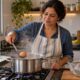 Chefs recomendam baixar os ovos na água já fervente e depois transferi-los para a água gelada