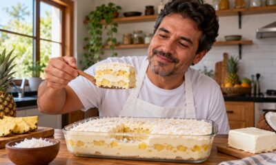 O cream cheese deixa o gelado de abacaxi com coco mais firme, com corte limpo e menos enjoativo