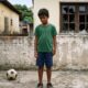 Pelos artigos 932 e 933 do Código Civil, os pais respondem pelo prejuízo que o filho menor causa ao vizinho