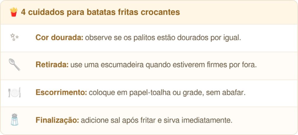 Chefs de cozinha afirmam: para a batata frita ficar sequinha e crocante, não coloque os palitos molhados no óleo quente, mas retire toda a umidade antes de começar a fritura