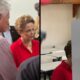 Dilma Rousseff, de camisa vermelha, vota em cabine eleitoral em Belo Horizonte