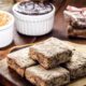 Palha italiana com açúcar em tábua, potes de brigadeiro e doce de leite