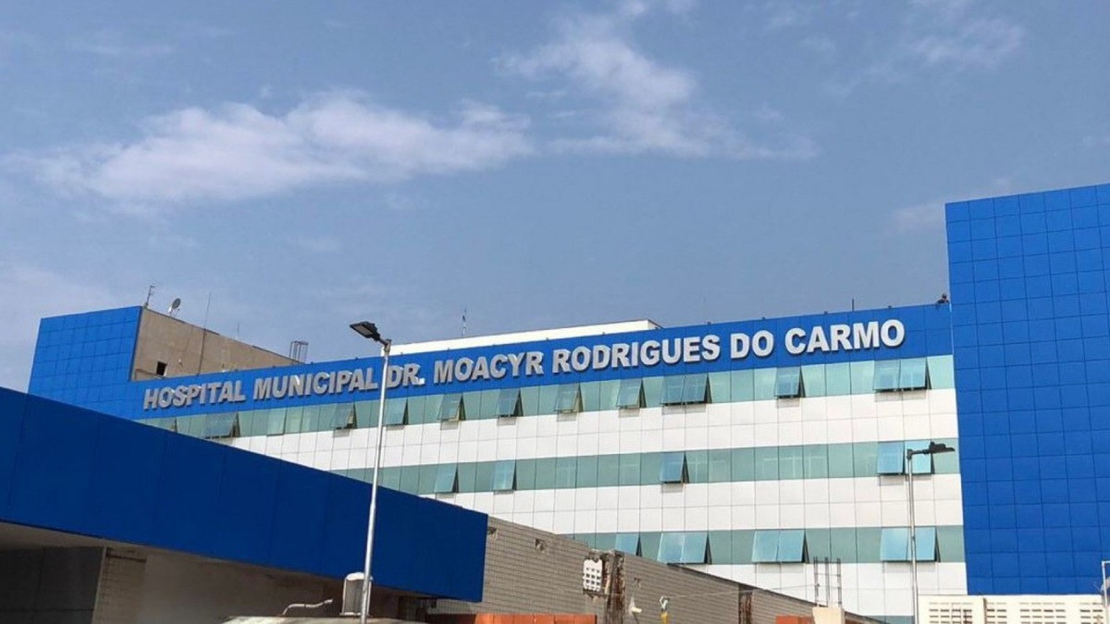 Fachada do Hospital Municipal Dr. Moacyr Rodrigues do Carmo, com céu nublado ao fundo