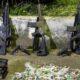 Três fuzis, duas pistolas, carregadores, rádios e drogas embaladas no chão