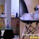 Shih Tzu branco em cadeira preta sobre mesa, texto: 'Só assim pra limpar a casa'