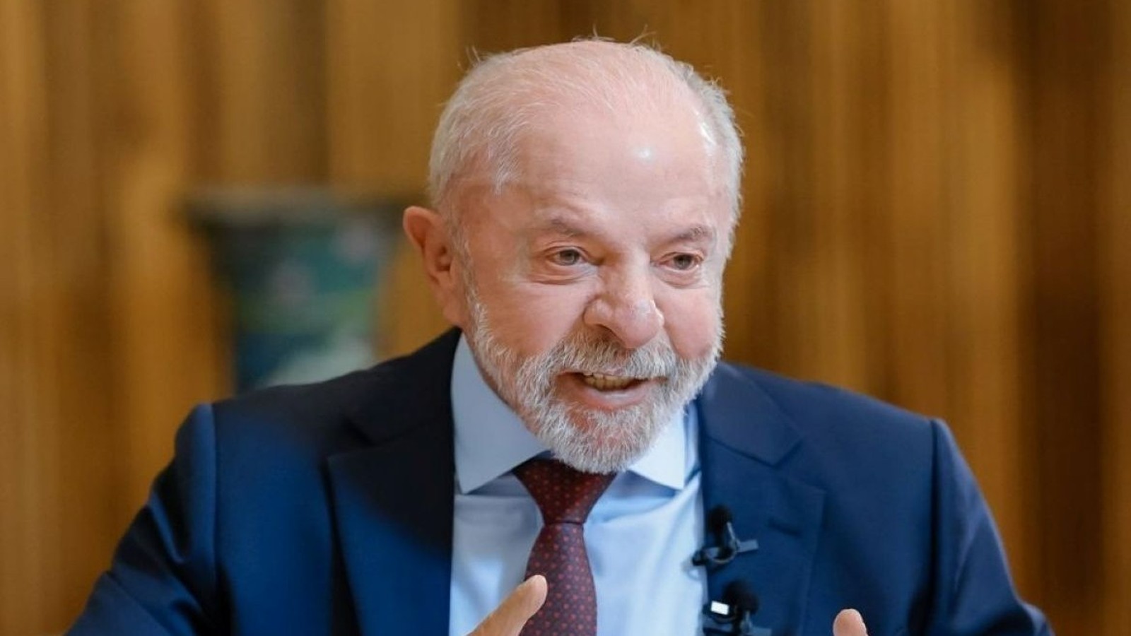 Luiz Inácio Lula da Silva, presidente do Brasil, em close-up, vestindo terno e gravata, falando