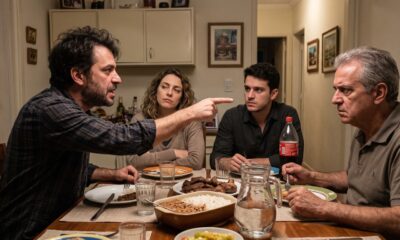 Quatro pessoas em uma mesa de jantar, homem aponta o dedo durante conversa