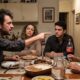 Quatro pessoas em uma mesa de jantar, homem aponta o dedo durante conversa