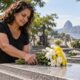 No Rio, o buquê natural amarrado sem embalagem e deitado sobre a lápide é a opção segura para Finados
